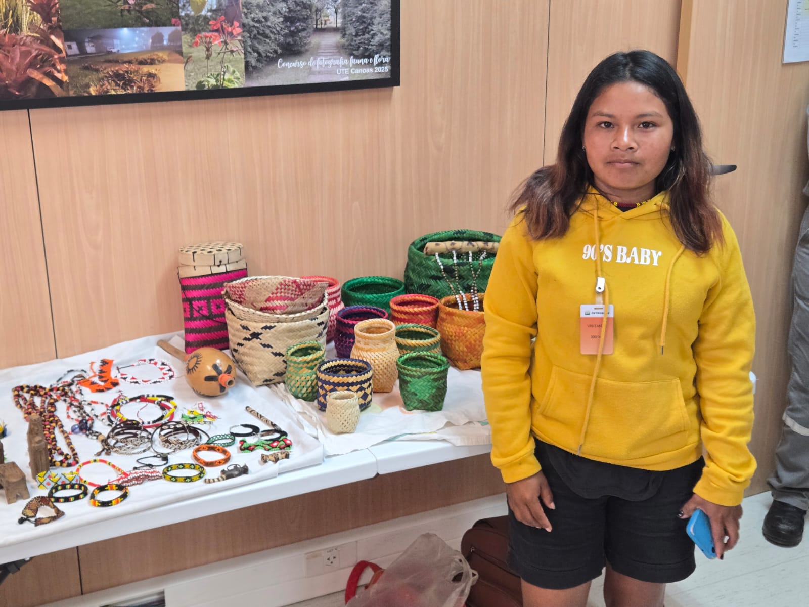Artesã Guarani expôs suas peças para a equipe da Refap/Petrobras. Créditos foto: IECAM/Divulgação